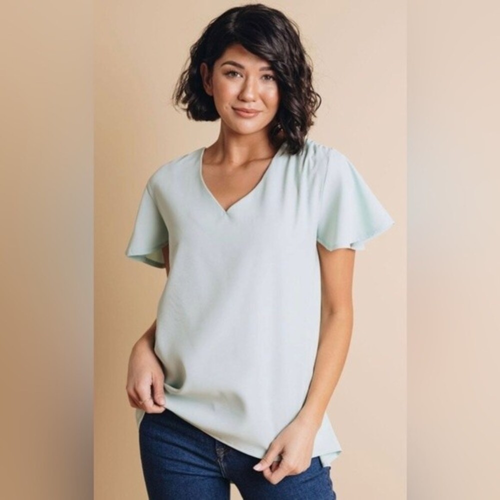 Express mint green V-neck top size small